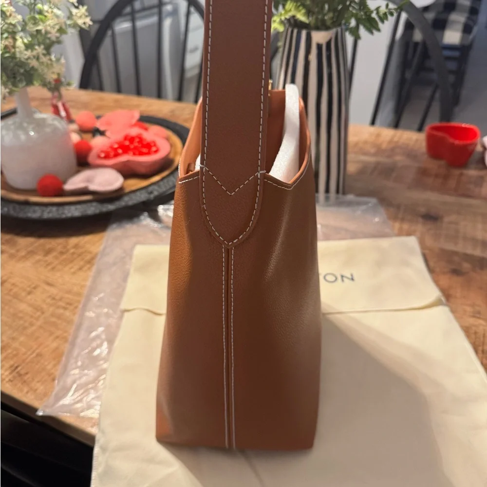 Elegant Brown Leather Shoulder Bag - Picture 7 of 12